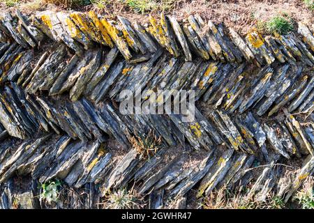 Trockene Steinwand in Cornwall, England, Großbritannien, mit schrägen Steinen in einem Zick-Zack-Muster, das sie sehr stark macht Stockfoto