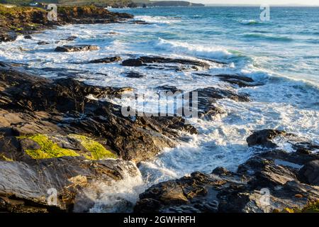 Ein Blick auf Constantine Bay, Cornwall, England, UK am späten Nachmittag mit Sonnenuntergang. Stockfoto