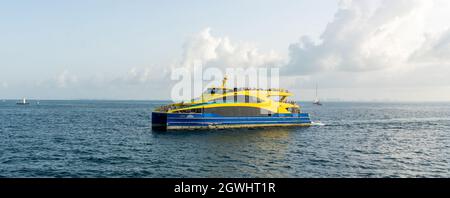 Cancun, Mexiko - 13. September 2021: Ultramar Fähre mit Touristen von Cancun nach Isla Mujeres Stockfoto