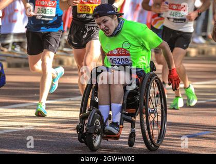 London, Großbritannien. Oktober 2021. Ein Rollstuhlfahrer auf der letzten Meile beim Birdcage Walk. Nach einer 2-jährigen Abwesenheit kehrt der Virgin Money London Marathon zu seinem traditionellen Kurs von Blackheath zur Mall zurück. Mit über 40,000 Teilnehmern und einer ähnlichen Zahl, die gleichzeitig den virtuellen Marathon auf einer Strecke ihrer Wahl absolvieren wird es der größte Marathon überhaupt sein. Kredit: Imageplotter/Alamy Live Nachrichten Stockfoto