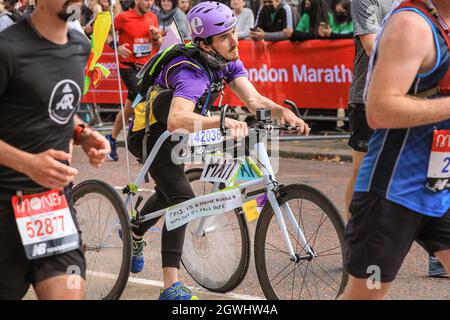 London, Großbritannien. Oktober 2021. Ein Frame Runner auf der letzten Meile beim Birdcage Walk. Nach einer 2-jährigen Abwesenheit kehrt der Virgin Money London Marathon zu seinem traditionellen Kurs von Blackheath zur Mall zurück. Mit über 40,000 Teilnehmern und einer ähnlichen Zahl, die gleichzeitig den virtuellen Marathon auf einer Strecke ihrer Wahl absolvieren wird es der größte Marathon überhaupt sein. Kredit: Imageplotter/Alamy Live Nachrichten Stockfoto