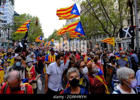 Barcelona, Spanien. Oktober 2021. Anhänger der katalanischen Separatisten demonstrieren am 3. Oktober 2021 in Barcelona, Spanien, am vierten Jahrestag der gescheiterten Unabhängigkeitserklärung der Region von Spanien. Kredit: ALEXANDROS MICHAILIDIS/Alamy Live Nachrichten Stockfoto
