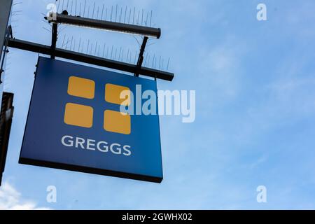 Felixstowe Suffolk UK September 17 2021: Greggs Store Logo vor dem Laden isoliert vor einem klaren blauen Sommerhimmel Stockfoto