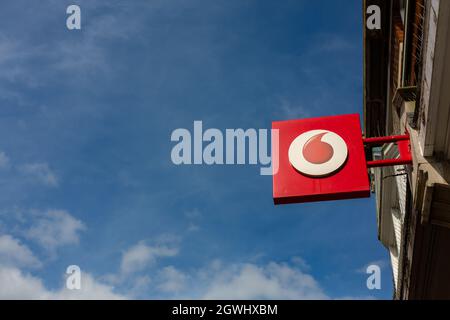 Felixstowe Suffolk UK September 17 2021: Vodafone Store Logo vor dem Laden isoliert vor einem klaren blauen Sommerhimmel Stockfoto