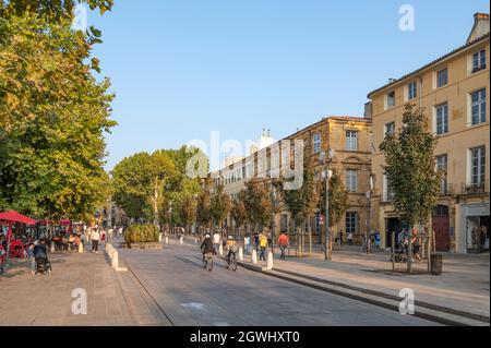 Cours Mirabeau, die Fußgängerzone im Zentrum von Aix-de-Provence, Südfrankreich Stockfoto