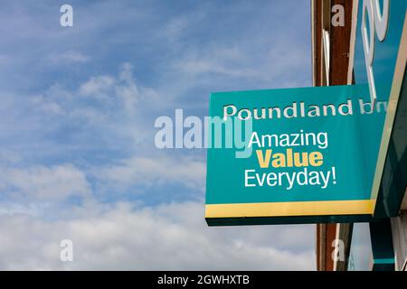 Felixstowe Suffolk UK September 17 2021: Poundland Store Logo vor dem Laden isoliert vor einem klaren blauen Sommerhimmel Stockfoto