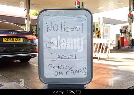 Die Kraftstoffkrise betrifft London weiterhin, da die meisten Werkstätten immer noch nicht Benzin haben, hier in Islington, ein Teil des Dieselkraftstoffs war angekommen, Großbritannien Stockfoto