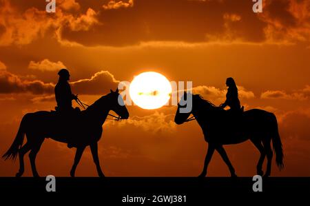 Silhouette von zwei Fahrern bei Sonnenuntergang Stockfoto