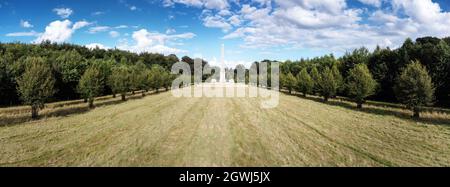 Panoramabild von oben vom Tusmore Park Obelisk Ein Gedenkdenkmal, das 2012 anlässlich des Queens Diamond Jubilee erbaut wurde Stockfoto