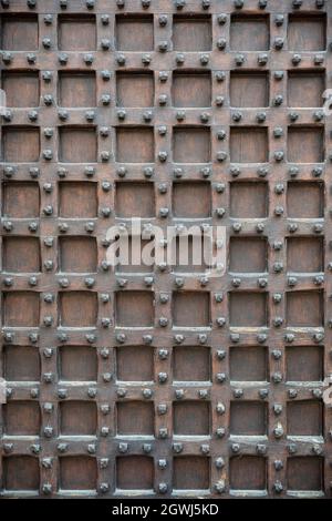 Textur einer alten Holztür mit Eisenmustern Stockfoto
