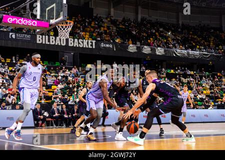 Bilbao, Baskenland, SPANIEN. Oktober 2021. Die Spieler kämpfen während des Liga-ACB-Spiels zwischen Surne Bilbao Basket und dem FC Barcelona in der Miribilla Bilbao Arena um den Ball. (Bild: © edu Del Fresno/ZUMA Press Wire) Stockfoto