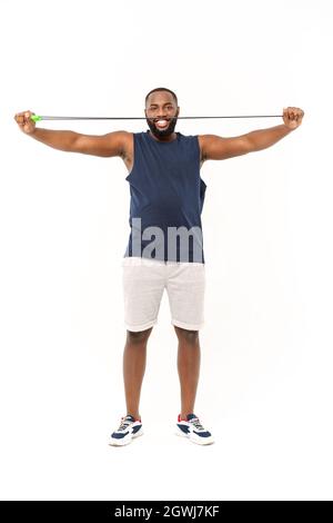 Afrikanische Fitness-Modell mit Seilspringen vor grauem Hintergrund. Schöner muskulöser Mann posiert mit Seilspringen. Stockfoto