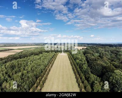 Bild von oben vom Tusmore Park Obelisk Ein Gedenkdenkmal, das 2012 anlässlich des Queens Diamond Jubilee erbaut wurde Stockfoto