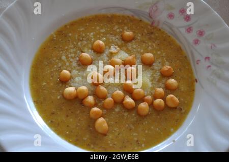 Linsensuppe in einer Schüssel mit Brotkugeln anbraten Stockfoto