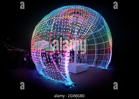 Blackpool Illuminations, Giant Light Beach Ball, Bright Colorful Pink Lights, Art Trail, Blackpool Promenade, Lightpool, Lancashire. Stockfoto