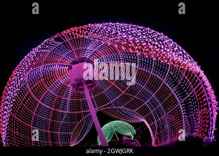 Blackpool Illuminations, Giant Light Beach Ball, Bright Colorful Pink Lights, Art Trail, Blackpool Promenade, Lightpool, Lancashire. Stockfoto