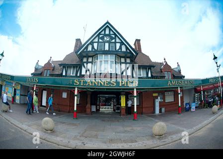 St. Anne's Pier, Lytham St. Anne's Beach Stadt in der Nähe von Blackpool, Fylde Coast, Lancashire, Großbritannien Stockfoto