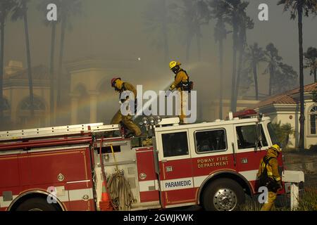 Poway Firefighters arbeiten an der Eindämmung von Flammen aus dem Witch Creek-Feuer in San Diego, Kalifornien, 2007 und arbeiten gegen Wind, Hitze und Flammen. Stockfoto