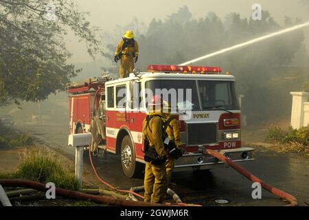 Poway Firefighters arbeiten an der Eindämmung von Flammen aus dem Witch Creek-Feuer in San Diego, Kalifornien, 2007 und arbeiten gegen Wind, Hitze und Flammen. Stockfoto