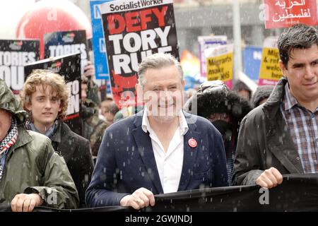 Manchester, Großbritannien. Oktober 2021. Der Labour-Abgeordnete Barry Gardiner schließt sich den Anti-Regierungsprotesten in Manchester UK an. Die Demonstranten marschierten vom Manchester Royal Krankenlager entlang der Oxford Road ins Stadtzentrum, wo sich viele Delegierte aufhalten. Tausende von Tory-Delegierten haben sich an diesem Wochenende im Manchester Central Convention Complex und an den umliegenden Veranstaltungsorten zusammengetaffen. Die Konferenz vom 3. Bis 6. Oktober hat eine Reihe von Demonstrationen ausgelöst, die mit der Beendigung des Furloughs, den allgemeinen Kreditkürzungen, dem Brexit, dem Klimawandel und den Beschränkungen für Demonstrationen verbunden sind. Kredit: GARY ROBERTS/Alamy Live Nachrichten Stockfoto