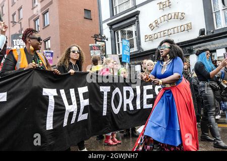 Manchester, Großbritannien. Oktober 2021. Proteste gegen die Regierung in Manchester, Großbritannien. Die Demonstranten marschierten vom Manchester Royal Krankenlager entlang der Oxford Road ins Stadtzentrum, wo sich viele Delegierte aufhalten. Tausende von Tory-Delegierten haben sich an diesem Wochenende im Manchester Central Convention Complex und an den umliegenden Veranstaltungsorten zusammengetaffen. Die Konferenz vom 3. Bis 6. Oktober hat eine Reihe von Demonstrationen ausgelöst, die mit der Beendigung des Furloughs, den allgemeinen Kreditkürzungen, dem Brexit, dem Klimawandel und den Beschränkungen für Demonstrationen verbunden sind. Bild Kredit garyroberts/weltweitFeatures. KREDIT: GARY ROBERTS/A. Stockfoto