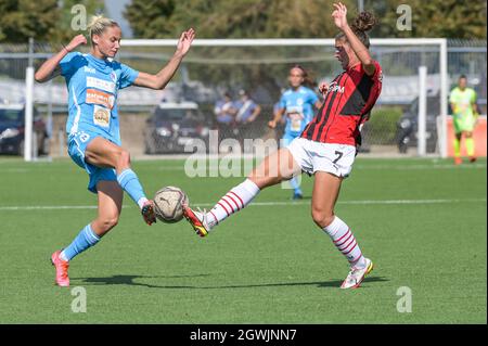 Napoli, Italien. Oktober 2021. Kaja Erzen (11) Napoli Femminile kontrollieren den Ball während des Spiels Napoli Women vs Milan Women, Italienischer Fußball Serie A Frauen in Napoli, Italien, Oktober 03 2021 Kredit: Unabhängige Fotoagentur/Alamy Live News Stockfoto