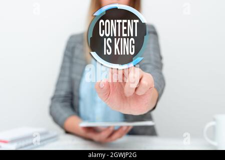 Konzeptionelle Bildunterschrift Inhalt ist König. Geschäftskonzept Marketing fokussiert wachsende Sichtbarkeit nicht bezahlte Suchergebnisse mit neuer Smartphone-Technologie Stockfoto