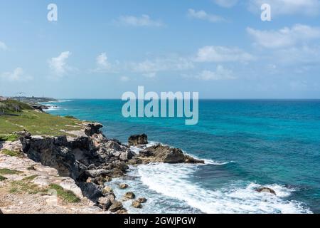 Punta Sur - südlichster Punkt der Isla Mujeres, Mexiko. Strand mit Felsen am karibischen Meer Stockfoto