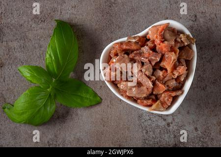 Fischkonserven in einer weißen Schale - Draufsicht Stockfoto