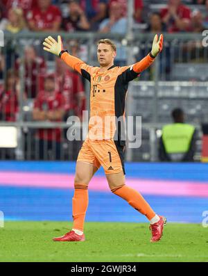 München, Deutschland. Oktober 2021. Manuel NEUER, Torwart FCB 1 ´sAnzeige im Spiel FC BAYERN MÜNCHEN - EINTRACHT FRANKFURT 1.Deutsche Fußballliga am 03. Oktober 2021 in München, Deutschland. Saison 2021/2022, Spieltag 7, 1.Bundesliga, FCB, München, 7.Spieltag. © Peter Schatz / Alamy Live News - die DFL-VORSCHRIFTEN VERBIETEN DIE VERWENDUNG VON FOTOGRAFIEN als BILDSEQUENZEN und/oder QUASI-VIDEO - Quelle: Peter Schatz/Alamy Live News Stockfoto