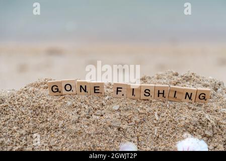 scrabble Wort auf den Sand geschrieben, gegangen Angeln Stockfoto