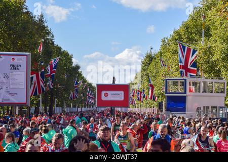 London, Großbritannien. Oktober 2021. Läufer passieren den Parliament Square während des London Marathon 2021. Stockfoto