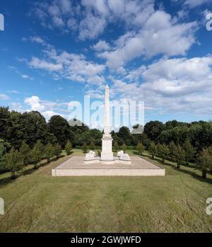 Panoramabild von oben vom Tusmore Park Obelisk Ein Gedenkdenkmal, das 2012 anlässlich des Queens Diamond Jubilee erbaut wurde Stockfoto