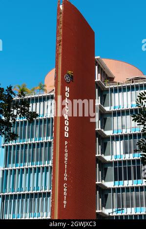Das Gebäude des Hollywood Production Center wird an einem sonnigen Tag in Glendale, Kalifornien gezeigt. Stockfoto