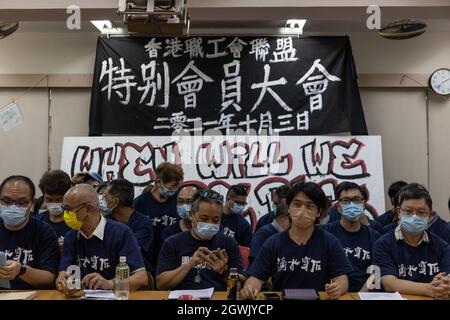 Hongkong, Hongkong. Oktober 2021. Die Mitglieder der HKCTU bereiten sich auf das Protokoll vor dem Beginn der Pressekonferenz vor.unter der politischen Repression hat die größte oppositionelle Gewerkschaft Hongkongs, der Gewerkschaftsbund Hongkong (HKCTU), heute eine Sondersitzung abgehalten und die Abstimmung über die Auflösung verabschiedet, die ihre 31-jährige Dienstzeit seit 1990 beendet. Nach einem Fegen gegen jeden Dissens von chinesischen Beamten in der Stadt. Kredit: SOPA Images Limited/Alamy Live Nachrichten Stockfoto