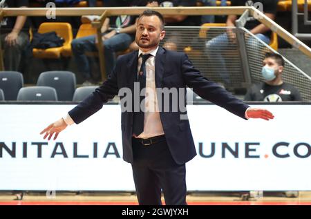 Adriano Vertemati (Cheftrainer von Openjobmetis Pallacanestro Varese) während des italienischen LBA-Basketballturnierspiels Segafredo Virtus Bologna gegen die Serie A1. Openjobmetis pallacanestro Varese im Sportpalast Paladozza - Bologna, 3. Oktober 2021 Stockfoto