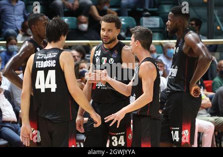 Virtus Team während der Serie A1 italienischen LBA Basketball-Meisterschaft Spiel Segafredo Virtus Bologna vs. Openjobmetis pallacanestro Varese im Sportpalast Paladozza - Bologna, 3. Oktober 2021 Stockfoto