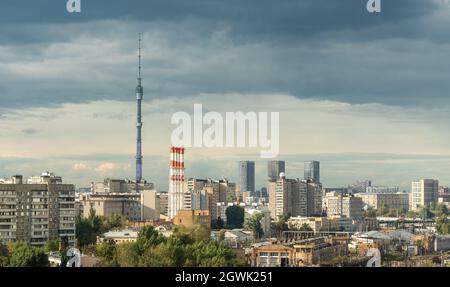 Ostankino Turm über Moskau Stadtbild im Sommer, Russland. Panorama von Moskau und TV-Turm auf blauem Himmel Hintergrund. Skyline von Moskau mit Panorama Stockfoto
