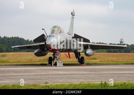 Volkel, Niederlande - 14. Juni 2013: Militärisches Kampfflugzeug auf dem Luftstützpunkt. Flugbetrieb der Luftwaffe. Luftfahrt und Flugzeuge. Luftverteidigung. Militär Stockfoto