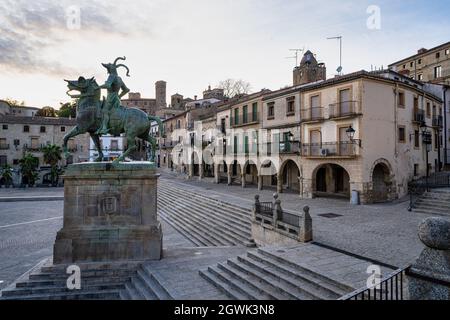 Reiterstandbild von der Eroberer Francisco Pizarro, gelegen auf einem Granitsockel auf dem Hauptplatz der Stadt, Trujillo, Cáceres Provinz, Spa Stockfoto