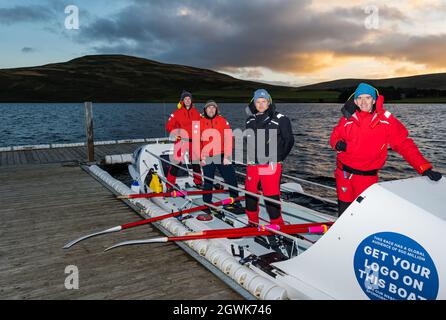 Männer starten ein Ruderboot auf dem Whitesadder Reservoir für ein Training für Atlantic Challenge, East Lothian, Schottland, Großbritannien Stockfoto