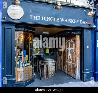 Der Dingle Whiskey Shop in Nassau Street, Dublin, Irland. Teil der Porterhouse Group, die Whiskey aus ihrer Destillerie in Dingle, Kerry verkauft. Stockfoto