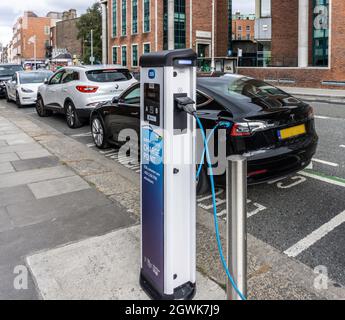 Ein Tesla-Elektrofahrzeug, das an einer ESB-E-Car-Ladestation in Dublin, Irland, lädt. Stockfoto