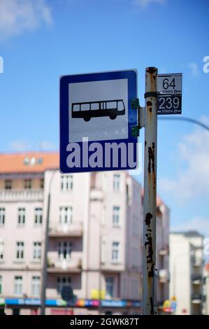 POZNAN, POLEN - 13. Jul 2017: Ein Bussymbol auf einem Brett, das an einer Post befestigt ist. Stockfoto