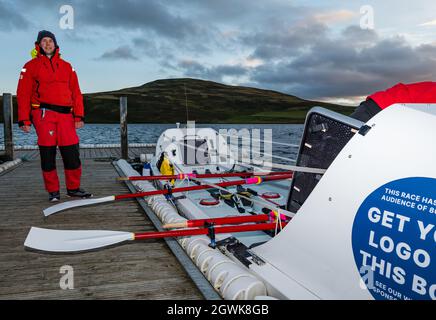 Männer starten ein Ruderboot auf dem Whitesadder Reservoir für ein Training für Atlantic Challenge, East Lothian, Schottland, Großbritannien Stockfoto