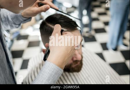 Frisuren und Frisuren für Herren in einem Friseurladen Stockfoto