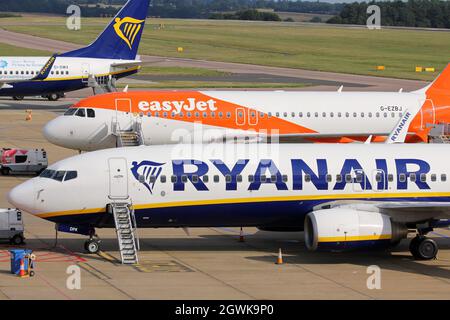 Flugzeuge der Low-Cost-Fluggesellschaften easyJet und Ryanair am Flughafen London Luton Stockfoto