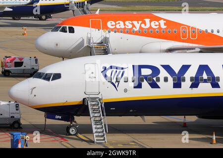 Flugzeuge der Low-Cost-Fluggesellschaften easyJet und Ryanair am Flughafen London Luton Stockfoto