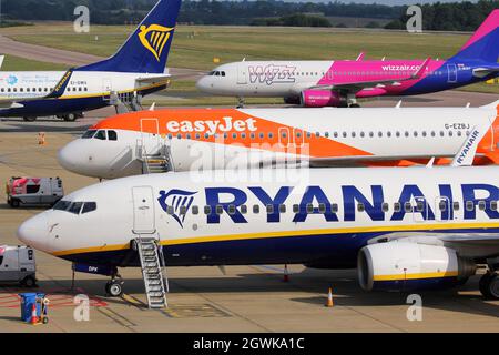 Flugzeuge der Low-Cost-Fluggesellschaften easyJet, Ryanair und Wizz Air am Flughafen London Luton Stockfoto