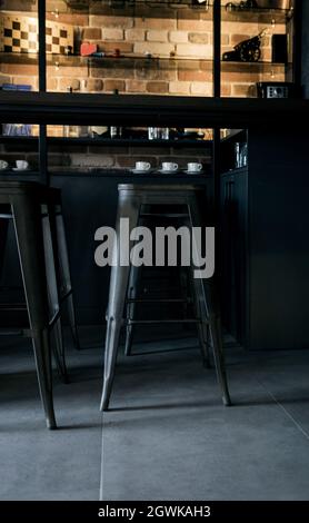 Bar mit Hockern im Loft-Innenraum Stockfoto